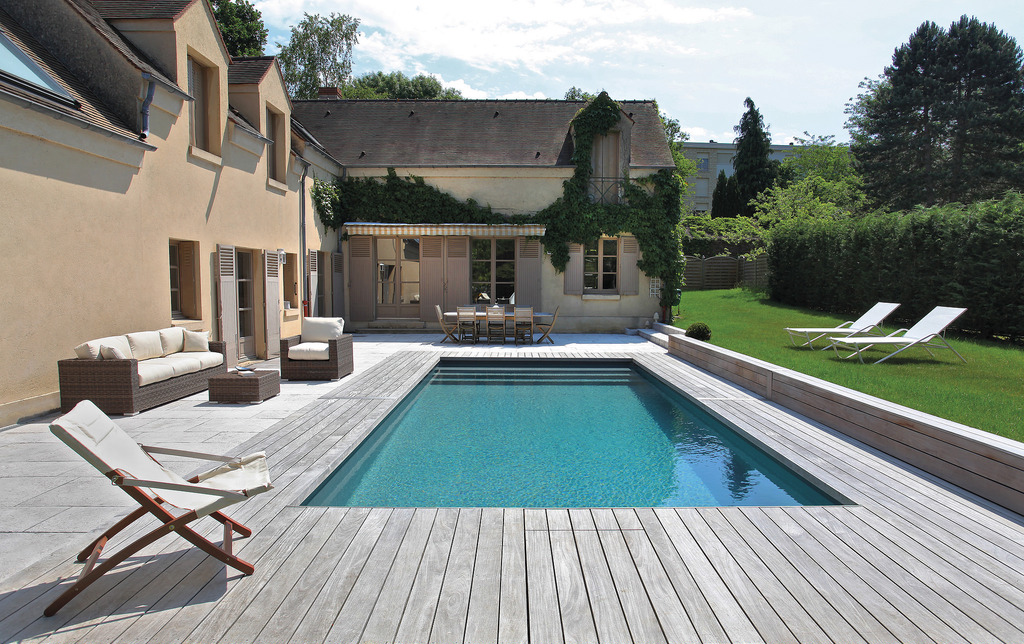 Grande piscine extérieure rectangulaire