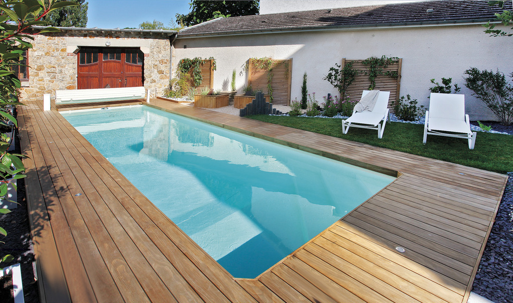 Grande piscine extérieure rectangulaire