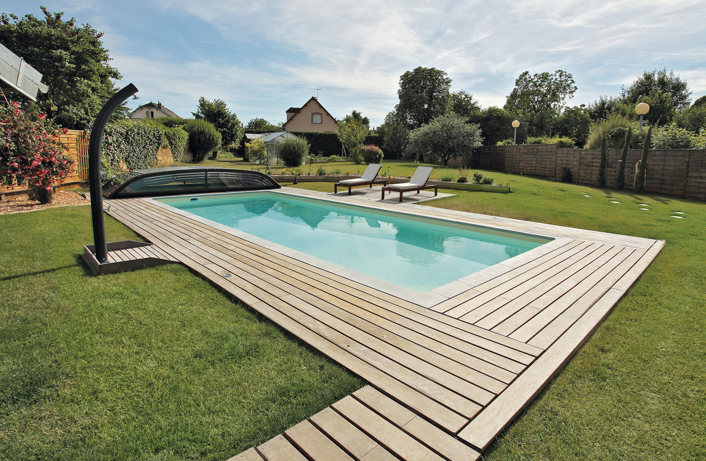 Grande piscine extérieure rectangulaire