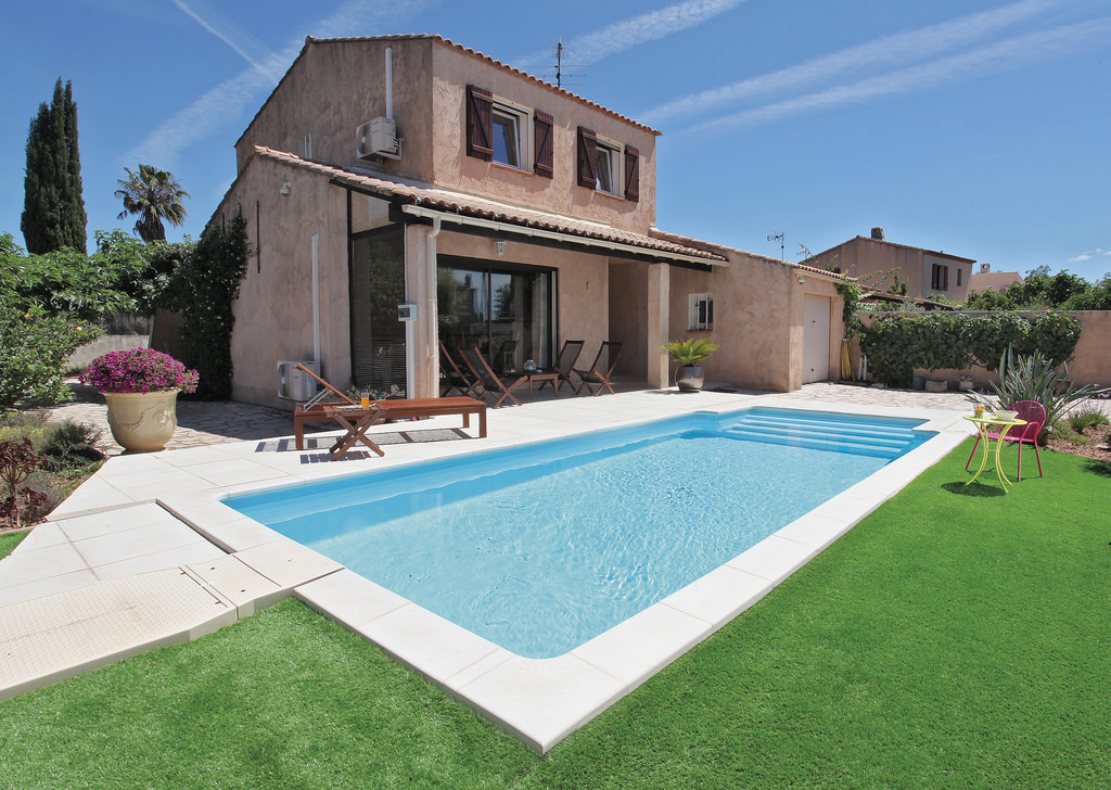 Grande piscine extérieure rectangulaire