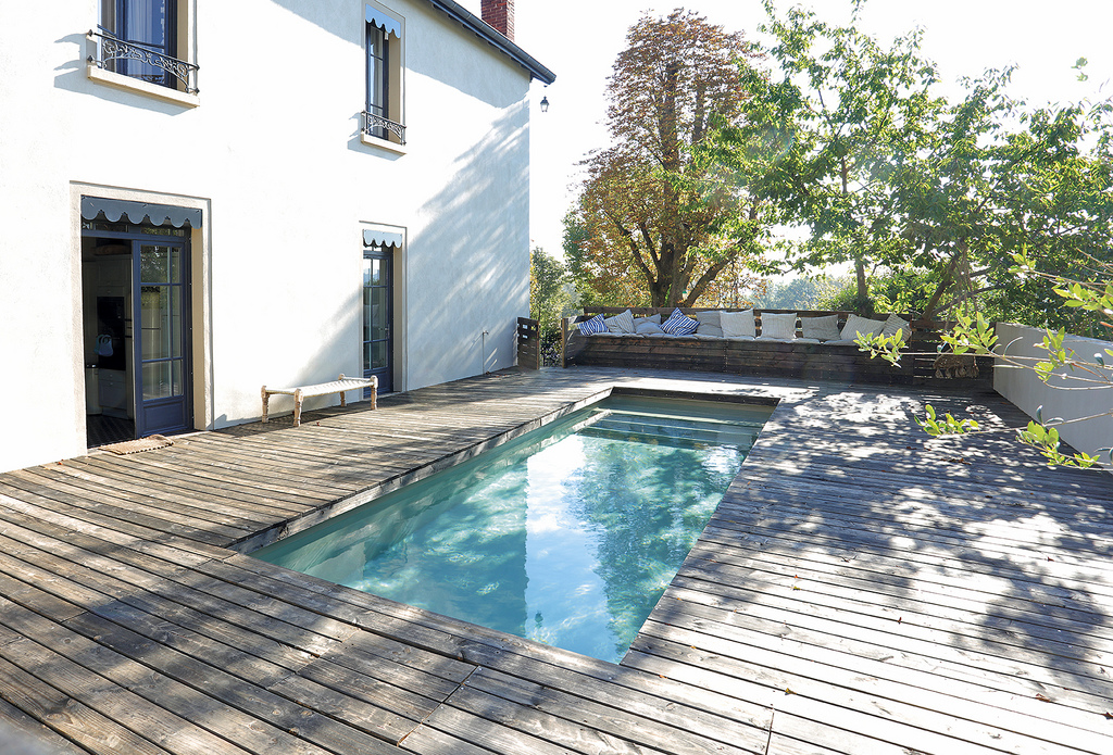 Grande piscine extérieure rectangulaire
