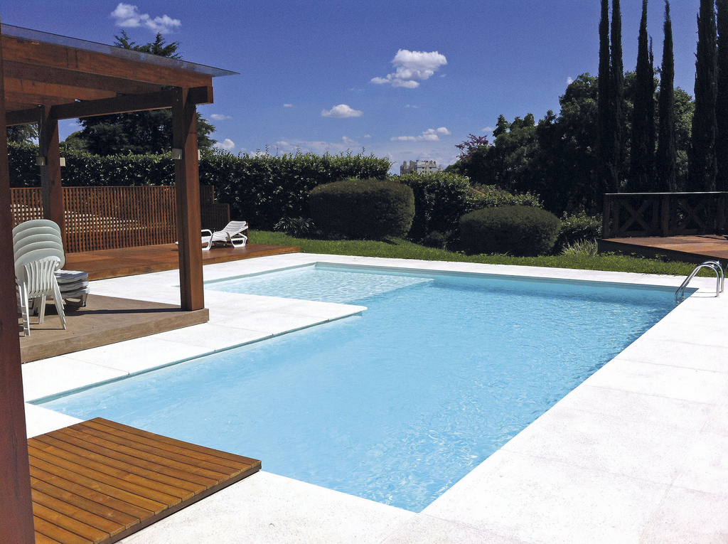 Grande piscine extérieure rectangulaire