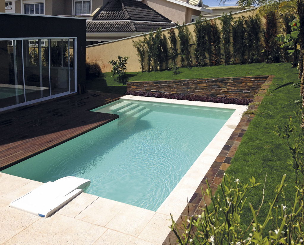 Grande piscine extérieure rectangulaire