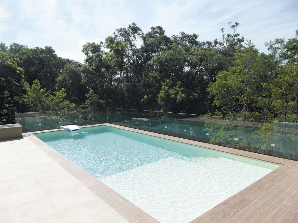 Grande piscine extérieure rectangulaire