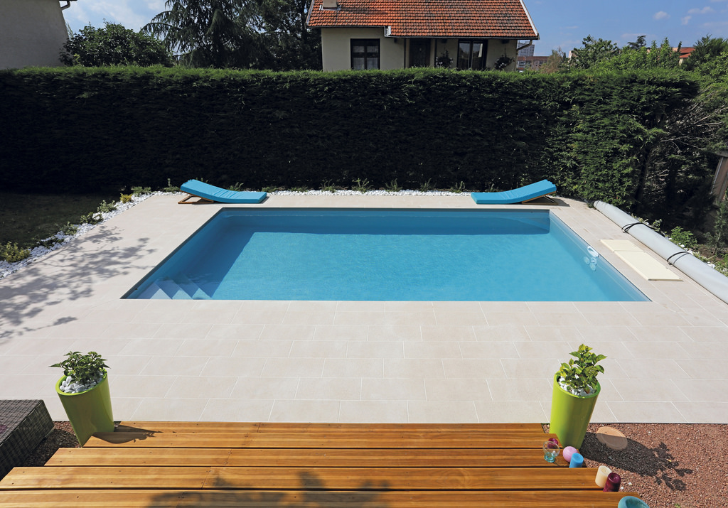 Grande piscine extérieure rectangulaire