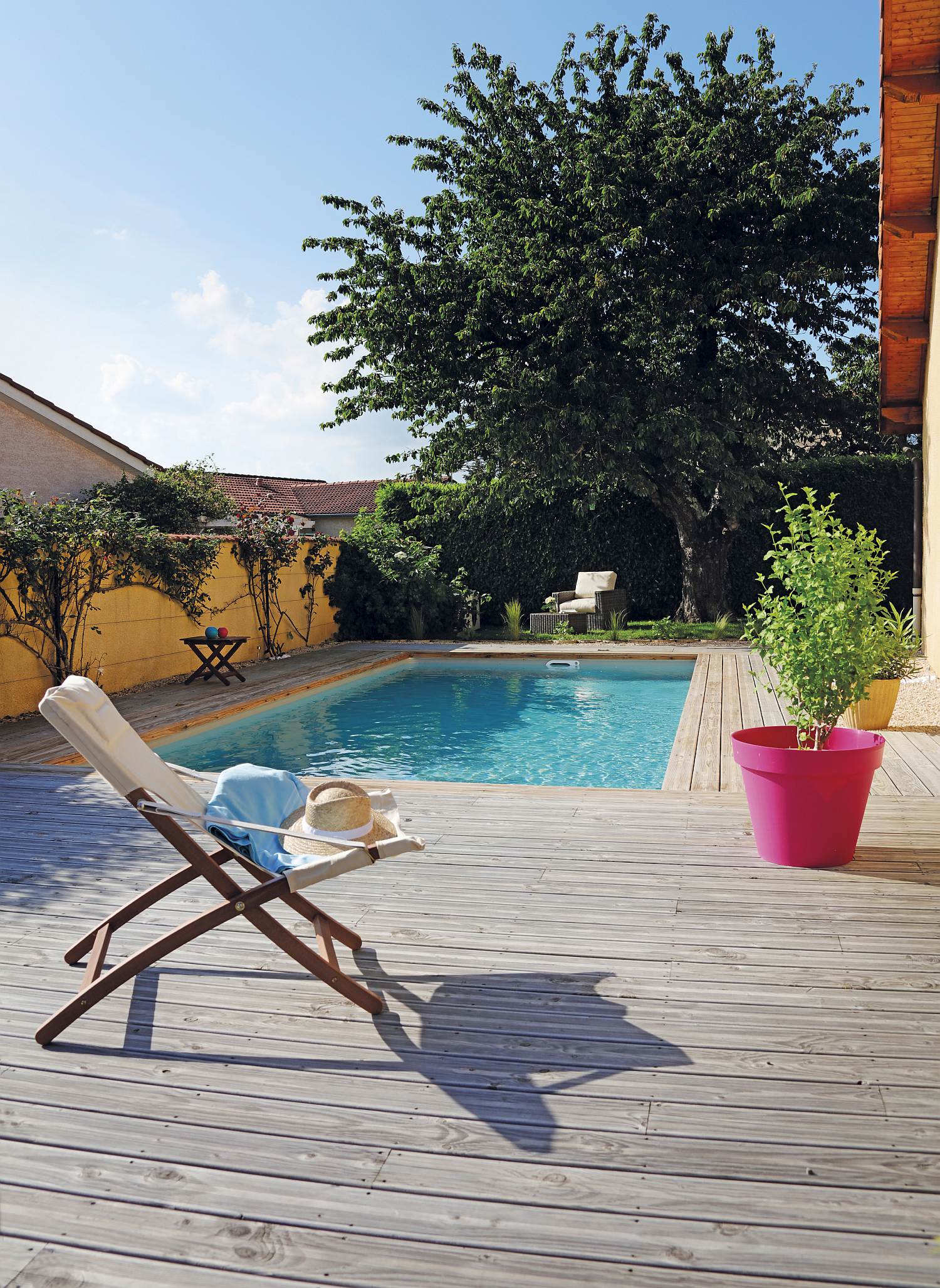 Grande piscine extérieure rectangulaire