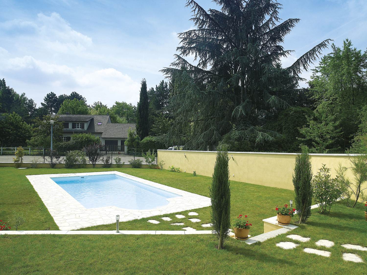 Grande piscine extérieure rectangulaire