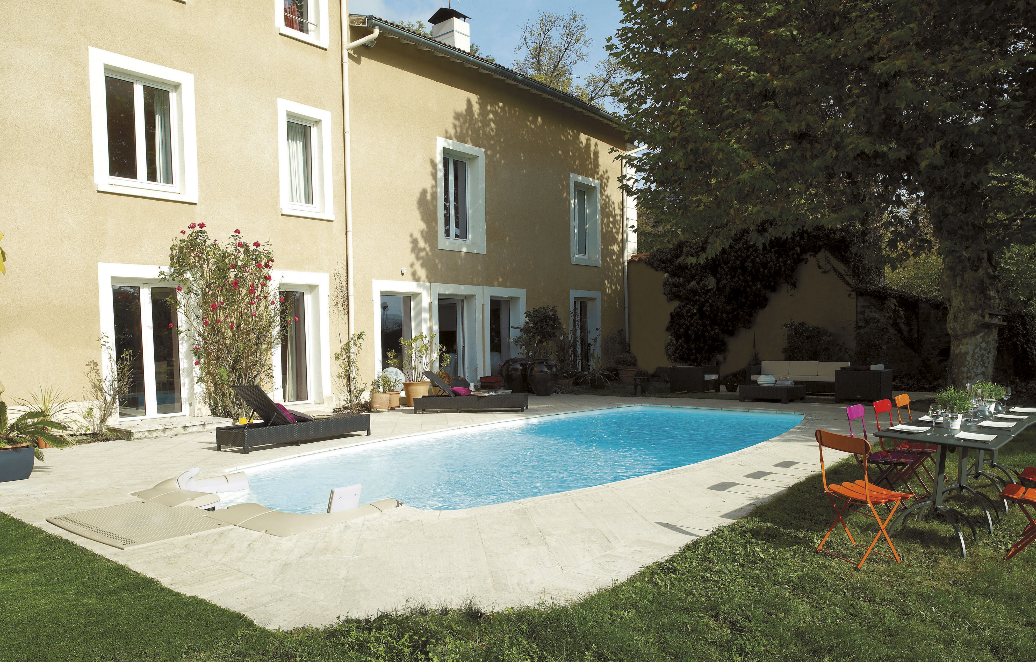 Grande piscine extérieure rectangulaire