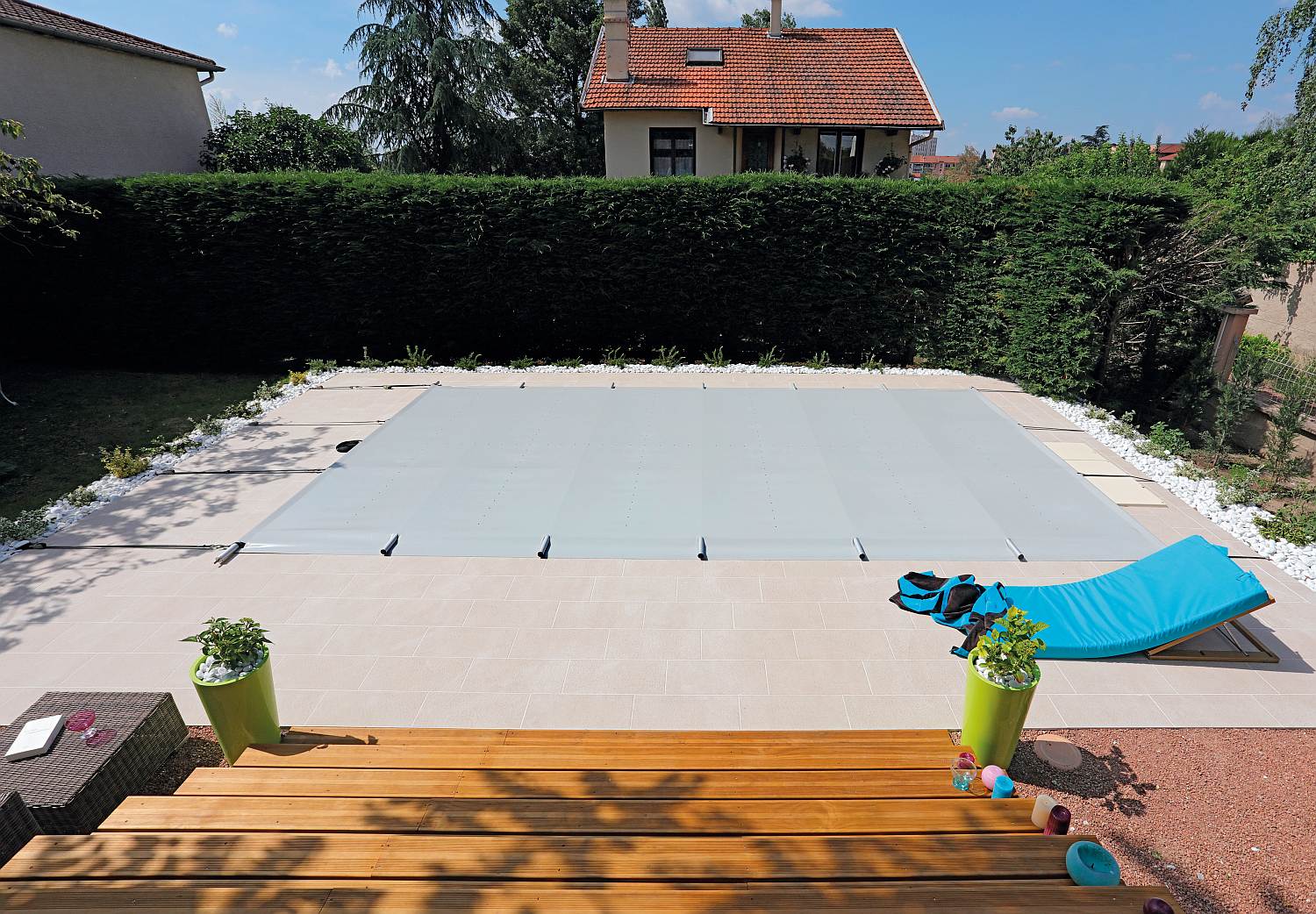 Grande piscine extérieure rectangulaire