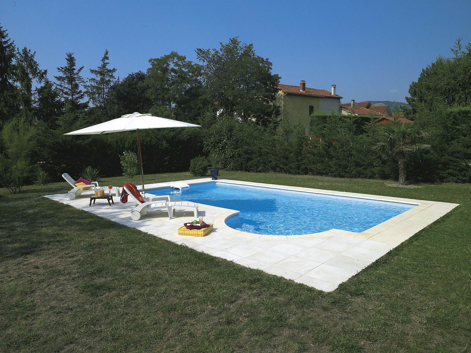 Grande piscine extérieure rectangulaire