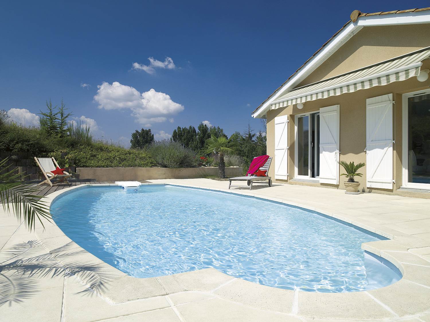 Grande piscine extérieure rectangulaire