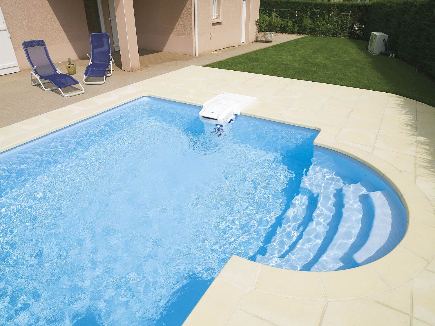 Grande piscine extérieure rectangulaire