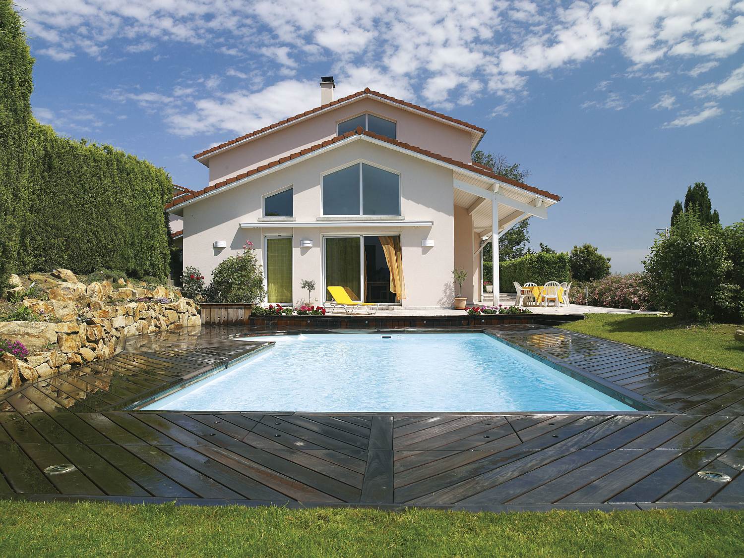 Grande piscine extérieure rectangulaire