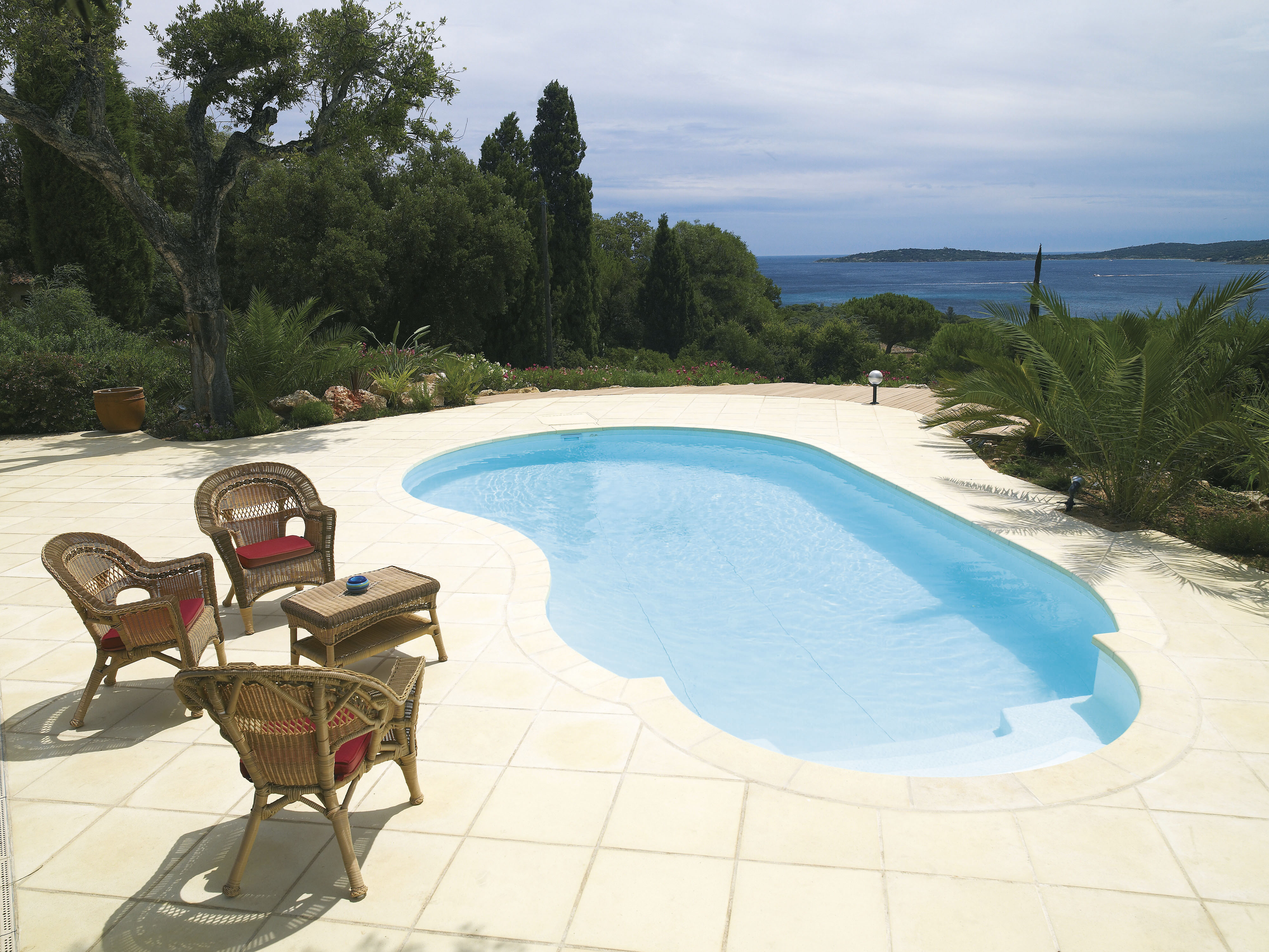 Grande piscine extérieure rectangulaire