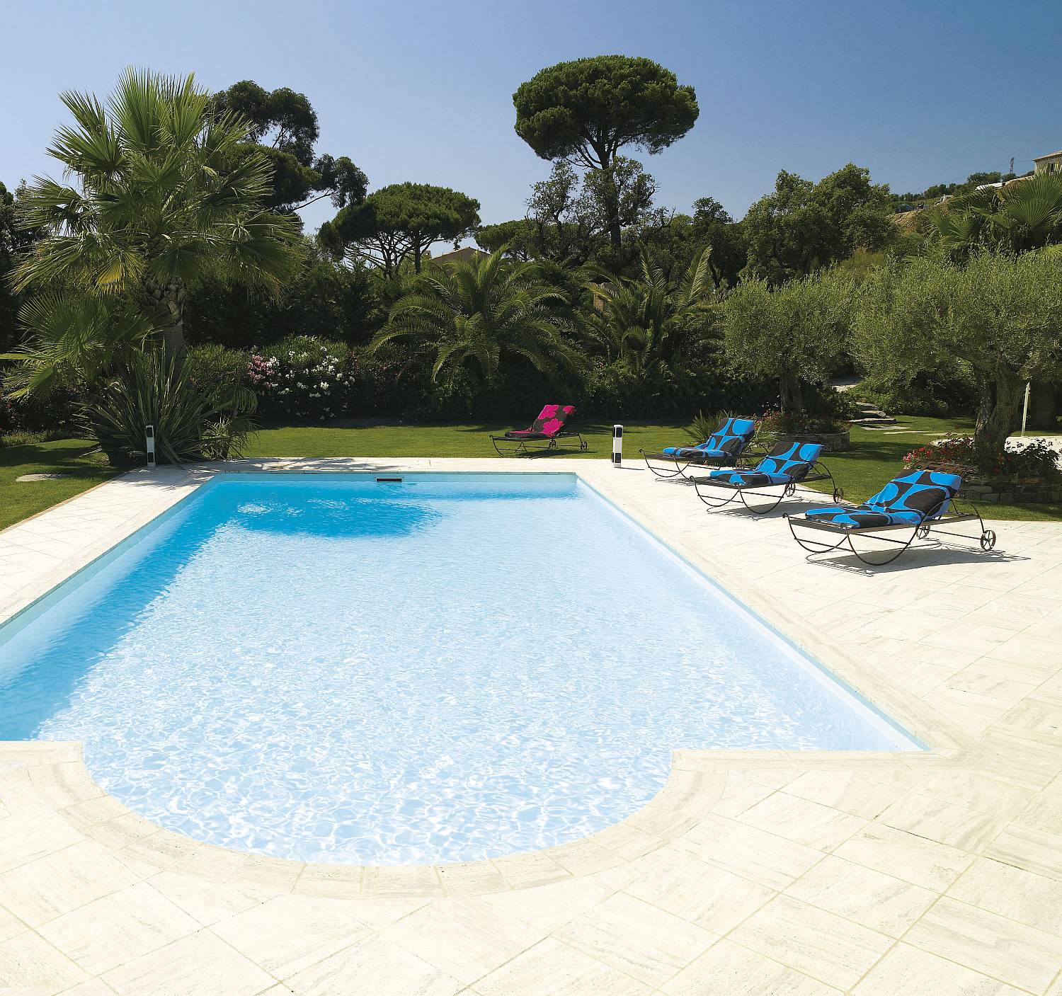 Grande piscine extérieure rectangulaire