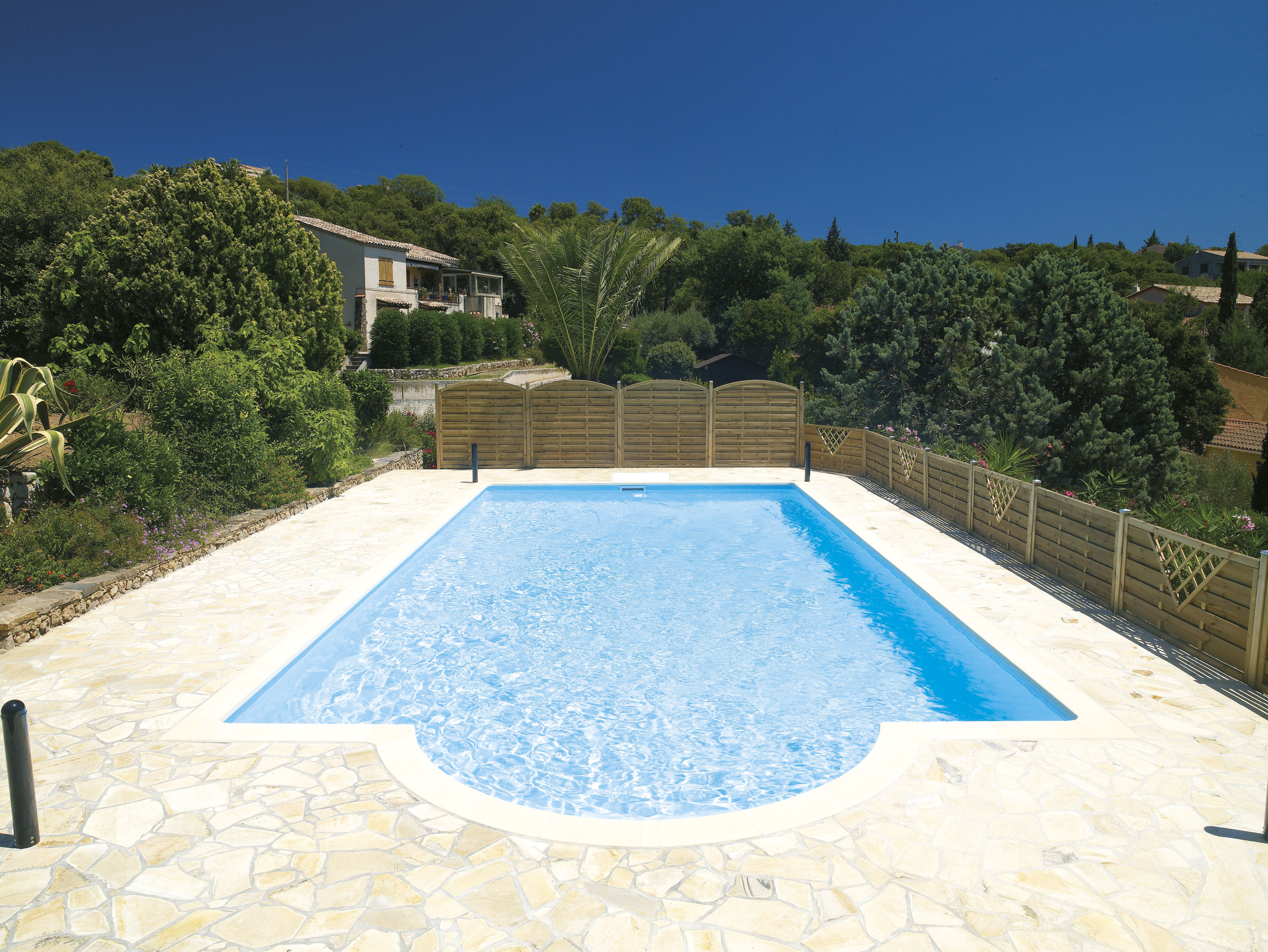 Grande piscine extérieure rectangulaire
