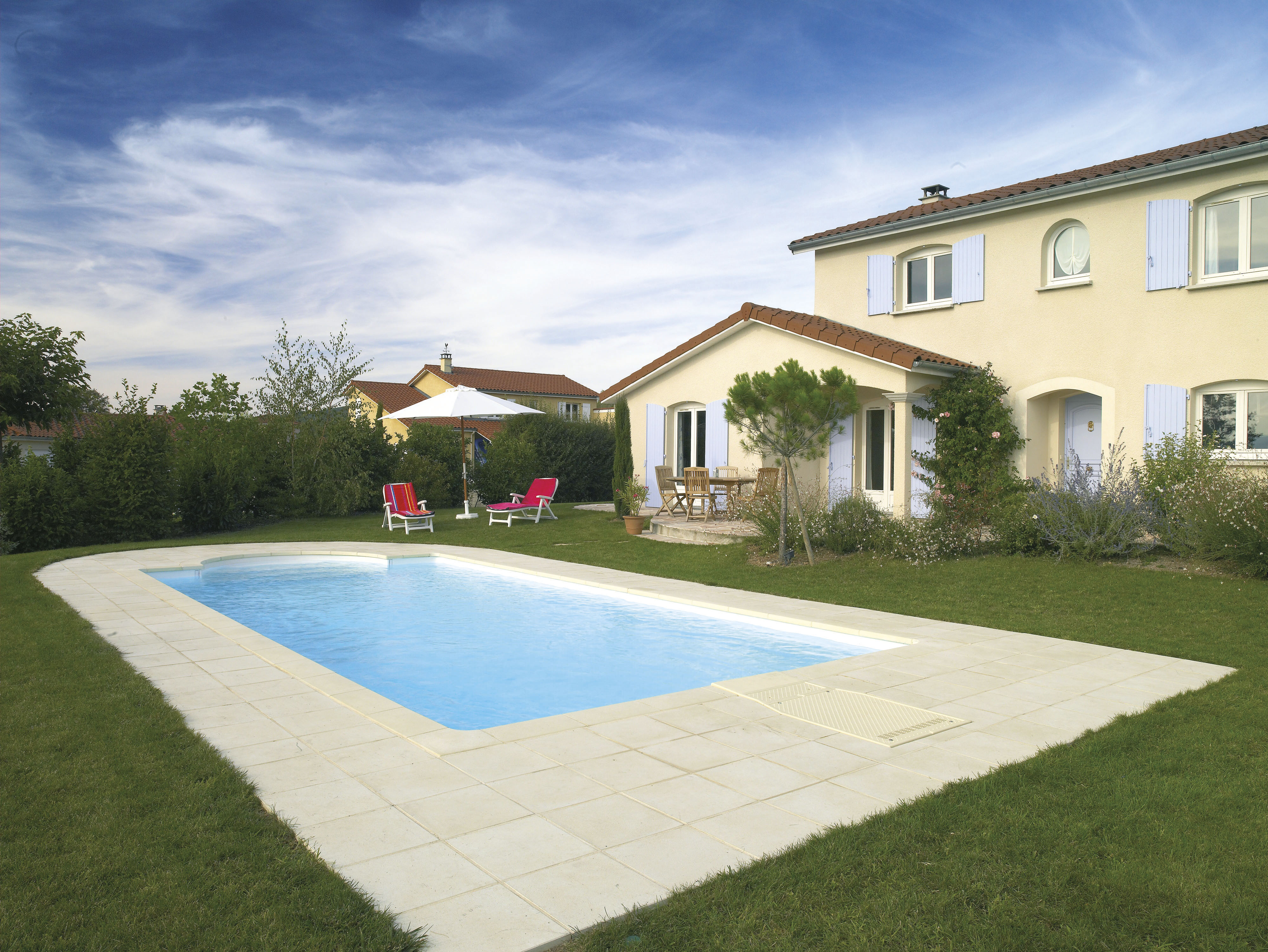 Grande piscine extérieure rectangulaire