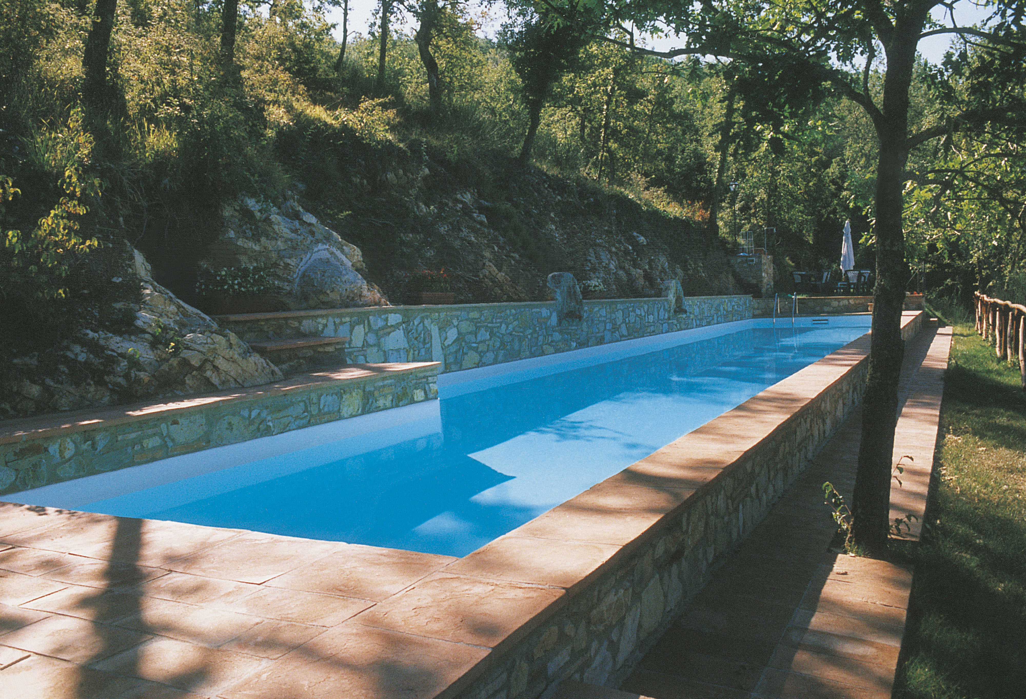Grande piscine extérieure rectangulaire
