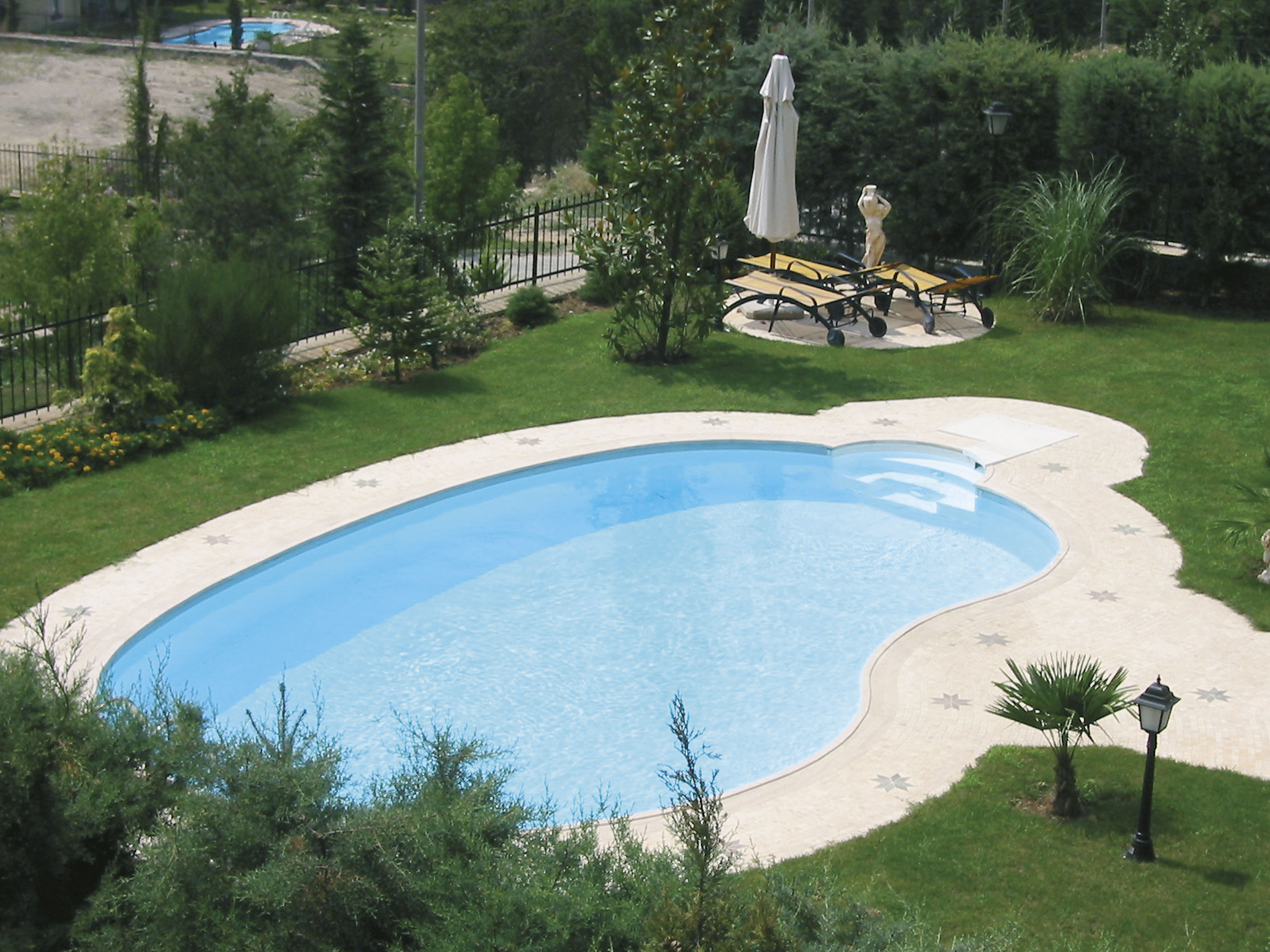 Grande piscine extérieure rectangulaire