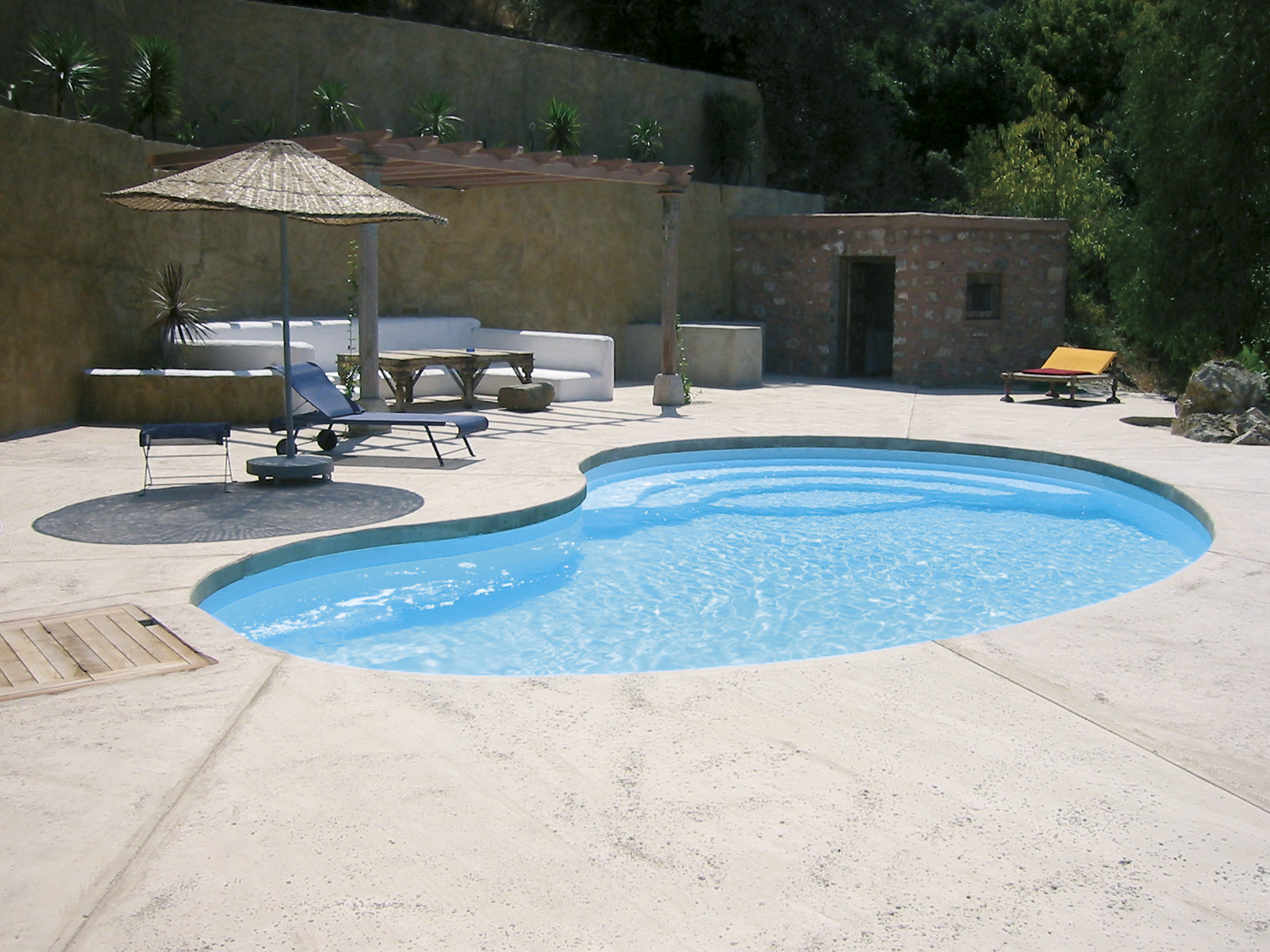 Grande piscine extérieure rectangulaire