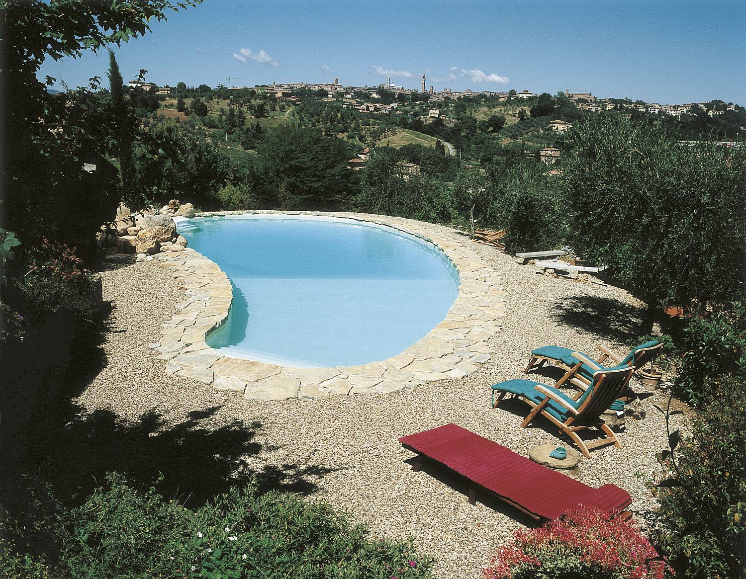 Grande piscine extérieure rectangulaire