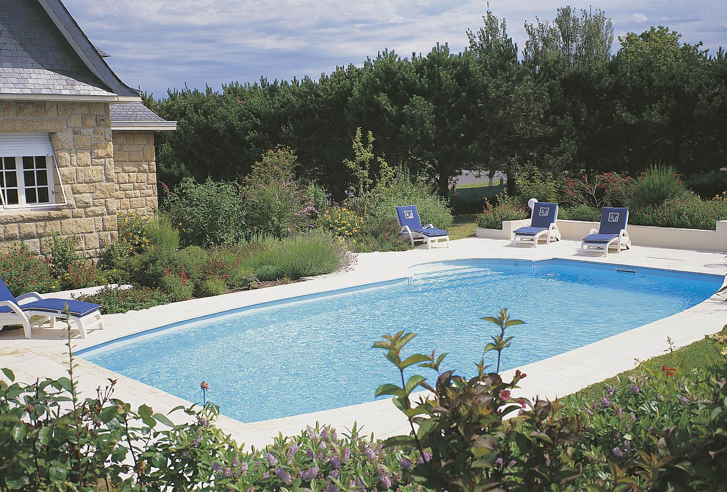 Grande piscine extérieure rectangulaire
