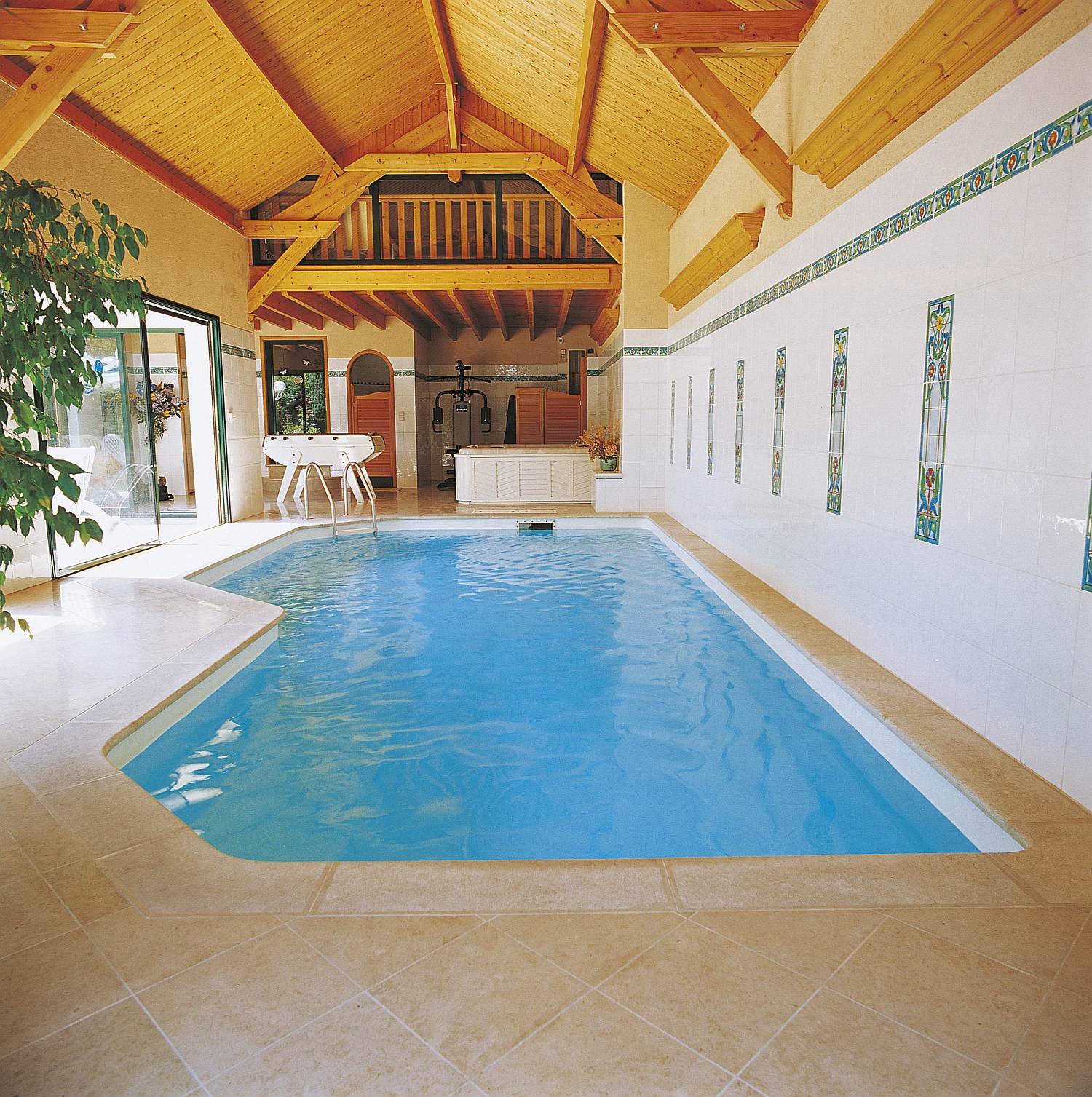 Grande piscine extérieure rectangulaire