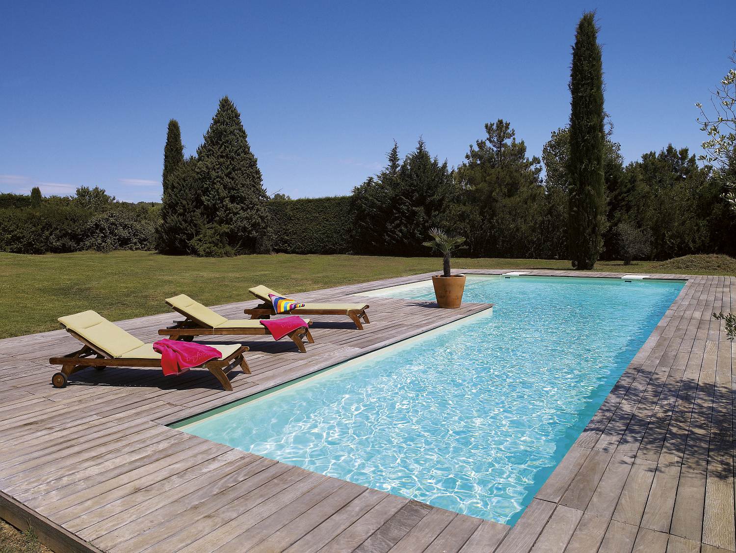 Grande piscine extérieure rectangulaire