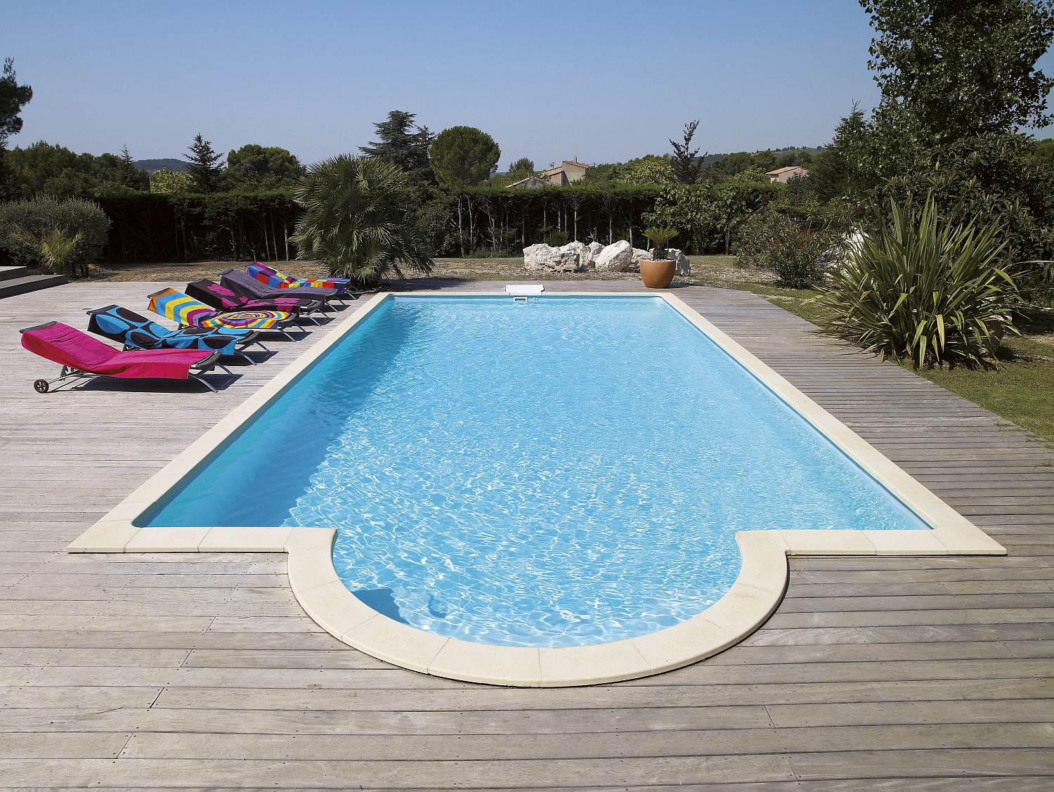 Grande piscine extérieure rectangulaire