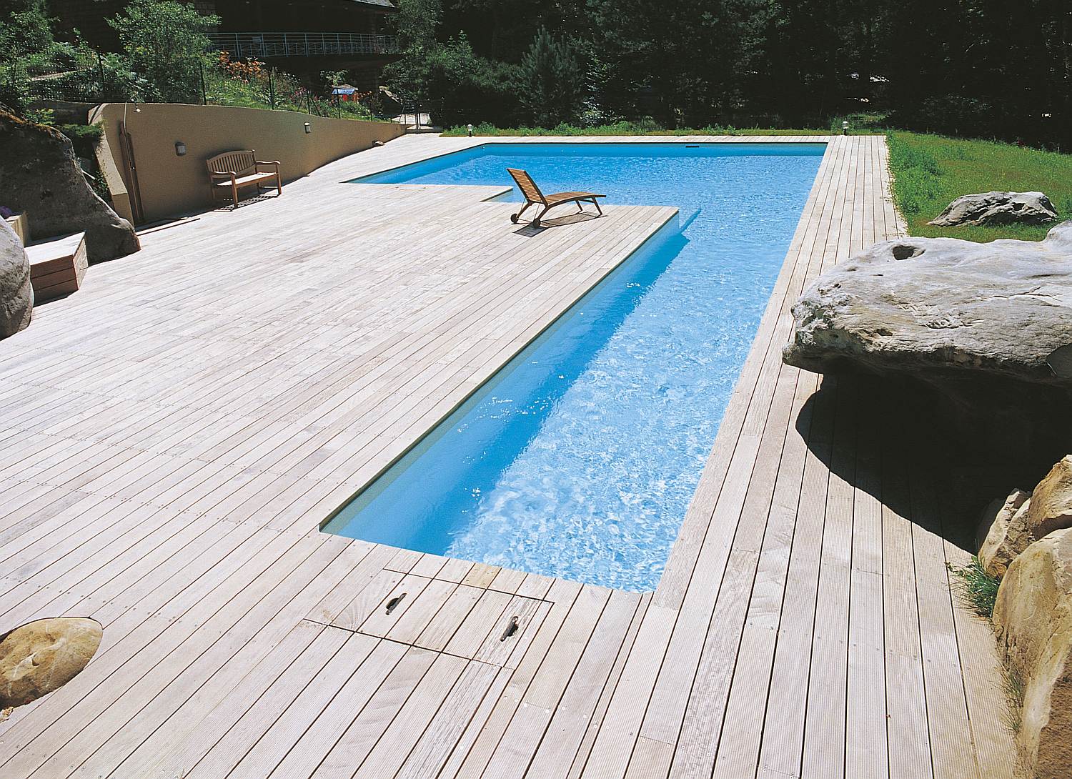 Grande piscine extérieure rectangulaire