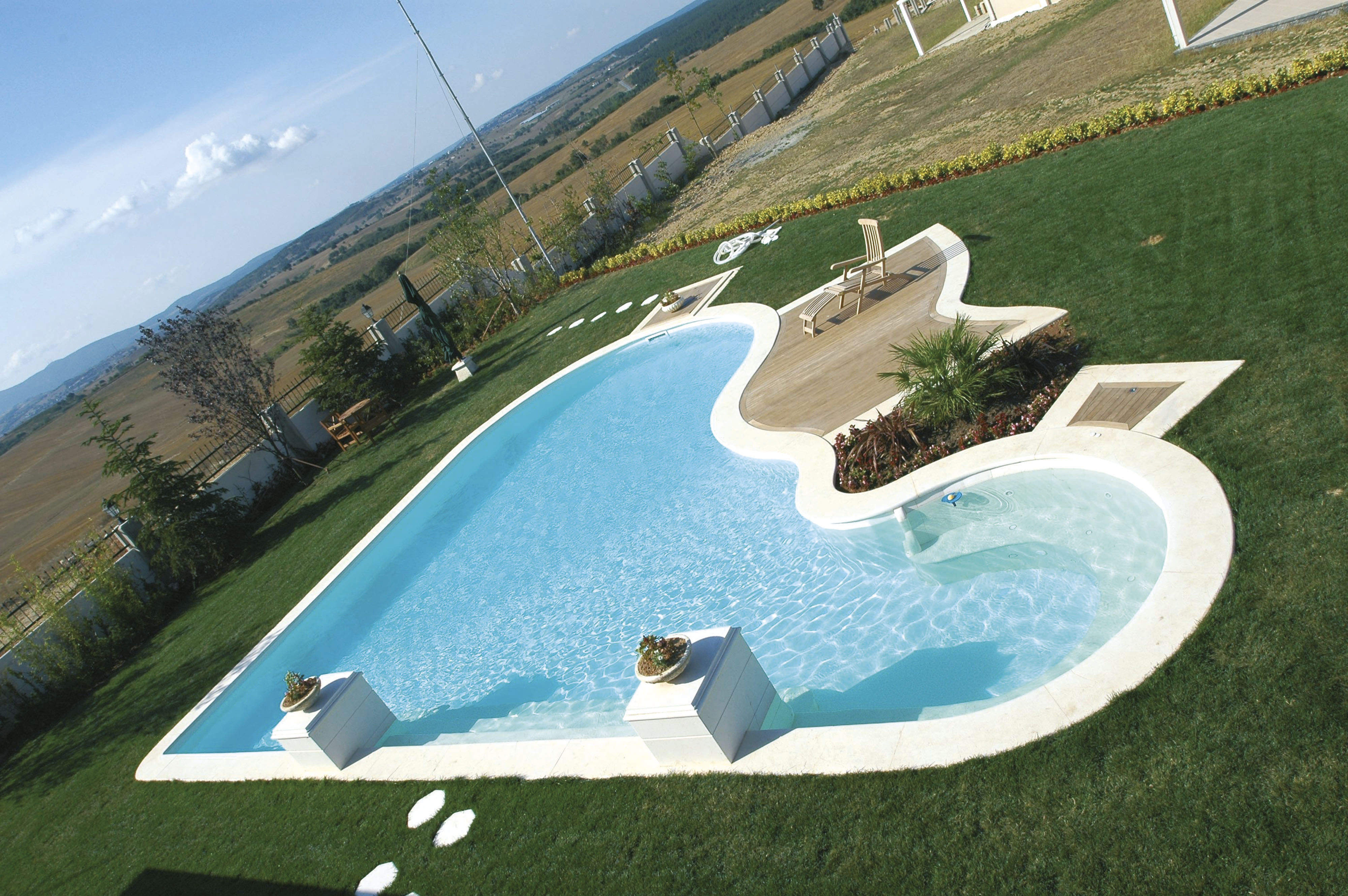 Grande piscine extérieure rectangulaire