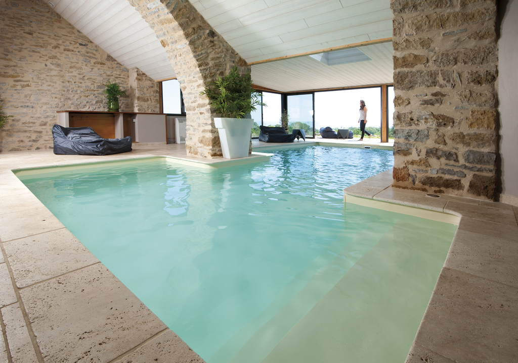 Grande piscine extérieure rectangulaire