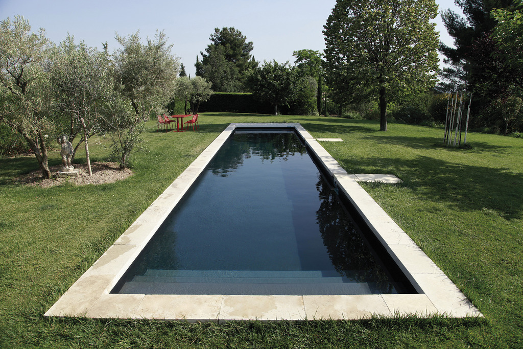 Grande piscine extérieure rectangulaire