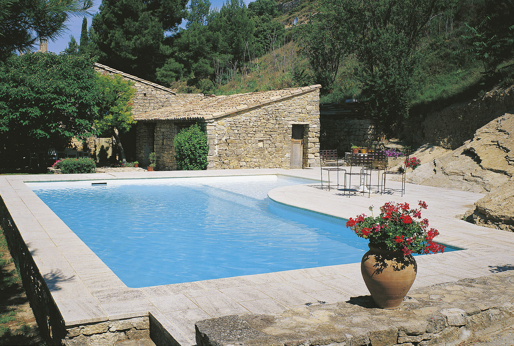 Grande piscine extérieure rectangulaire