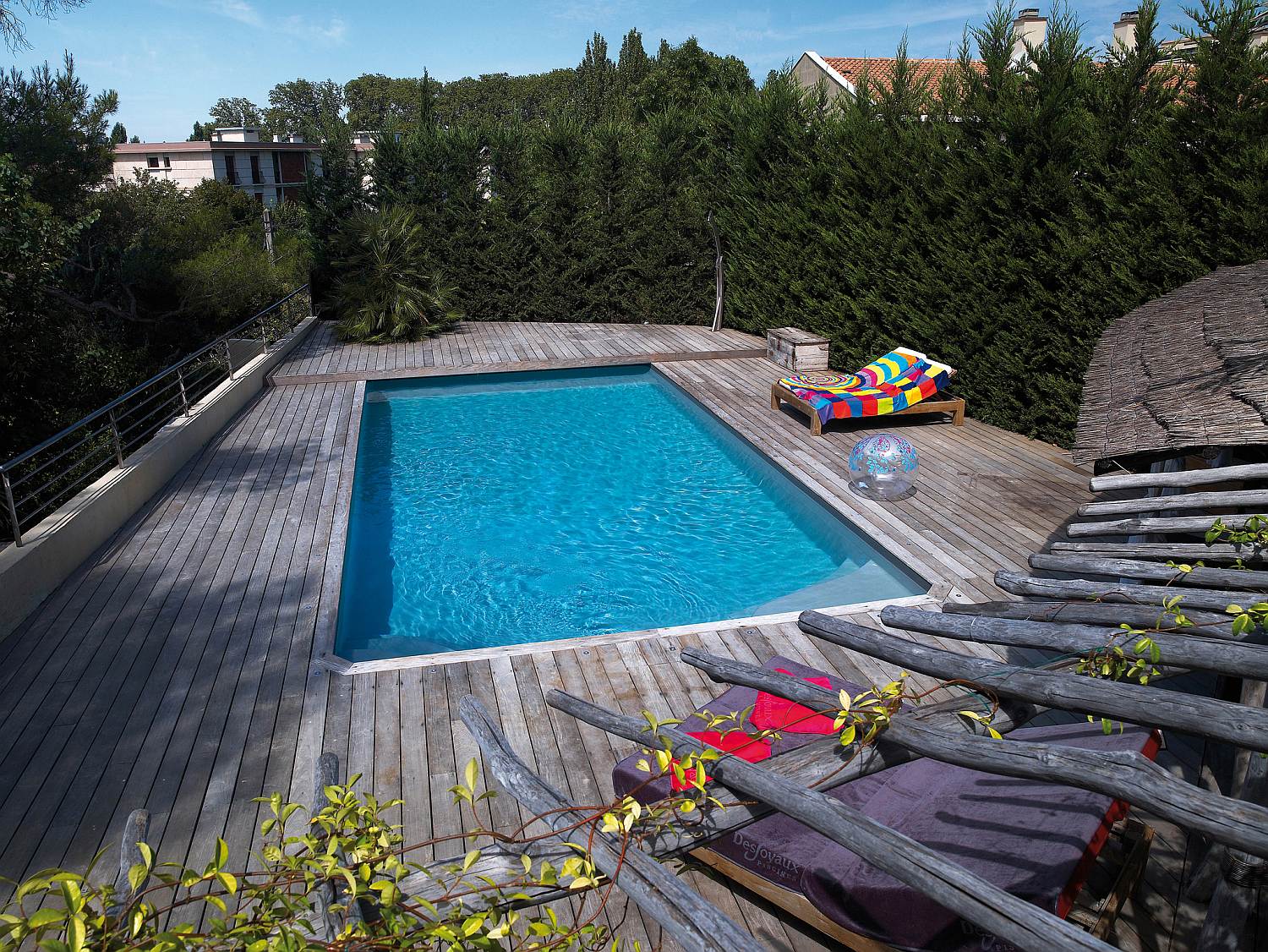Grande piscine extérieure rectangulaire