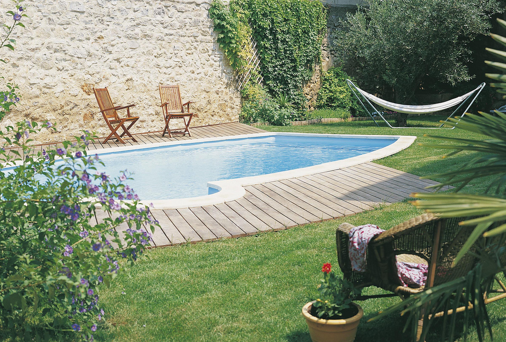 Grande piscine extérieure rectangulaire