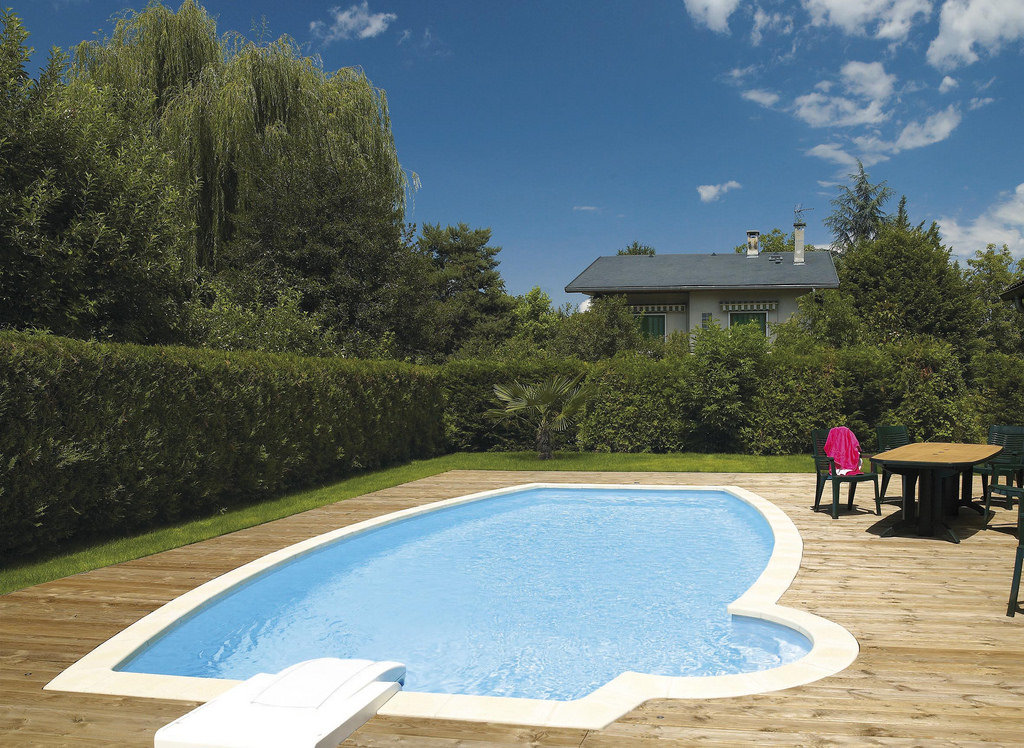 Grande piscine extérieure rectangulaire