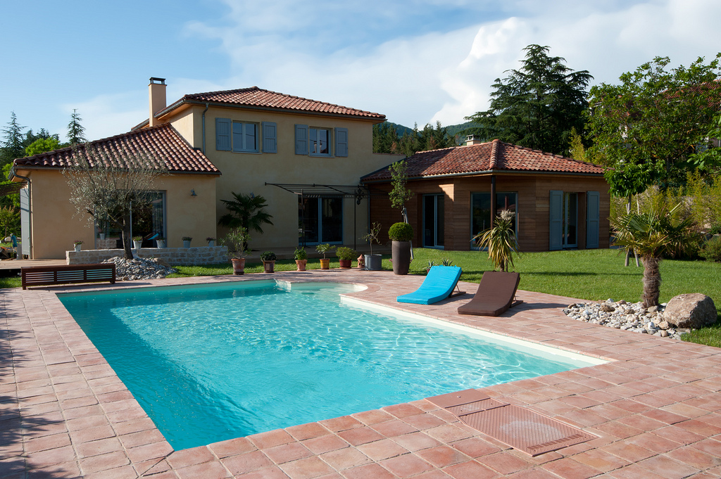 Grande piscine extérieure rectangulaire