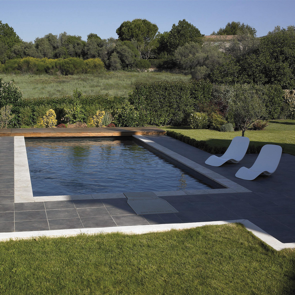 Grande piscine extérieure rectangulaire