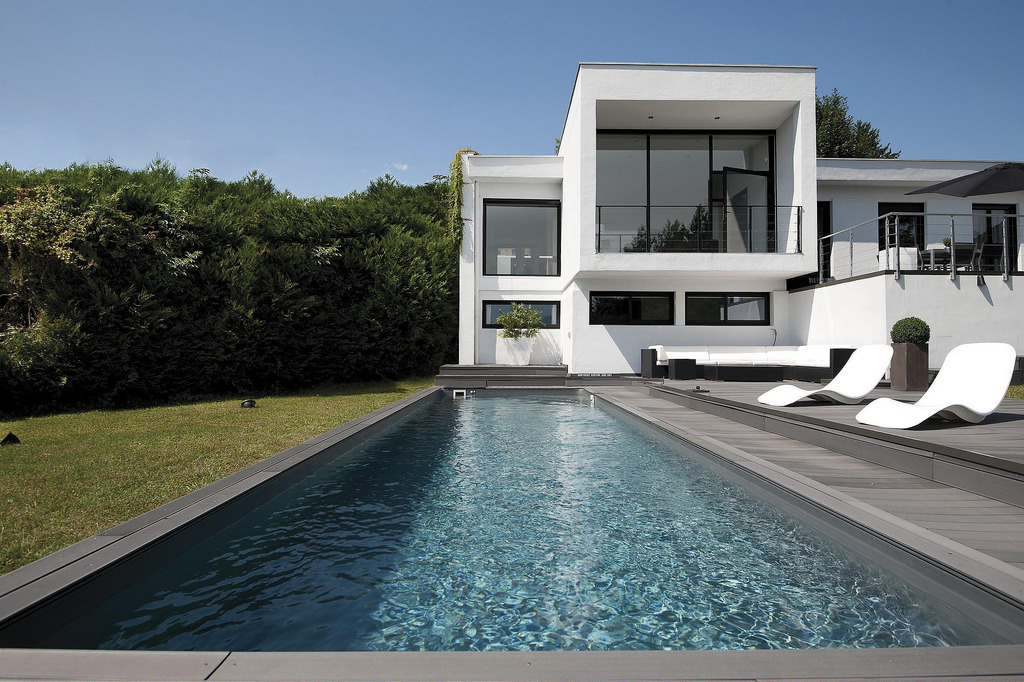Grande piscine extérieure rectangulaire
