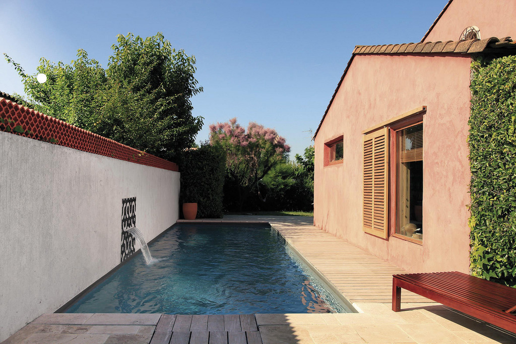 Grande piscine extérieure rectangulaire
