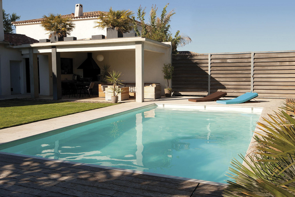 Grande piscine extérieure rectangulaire