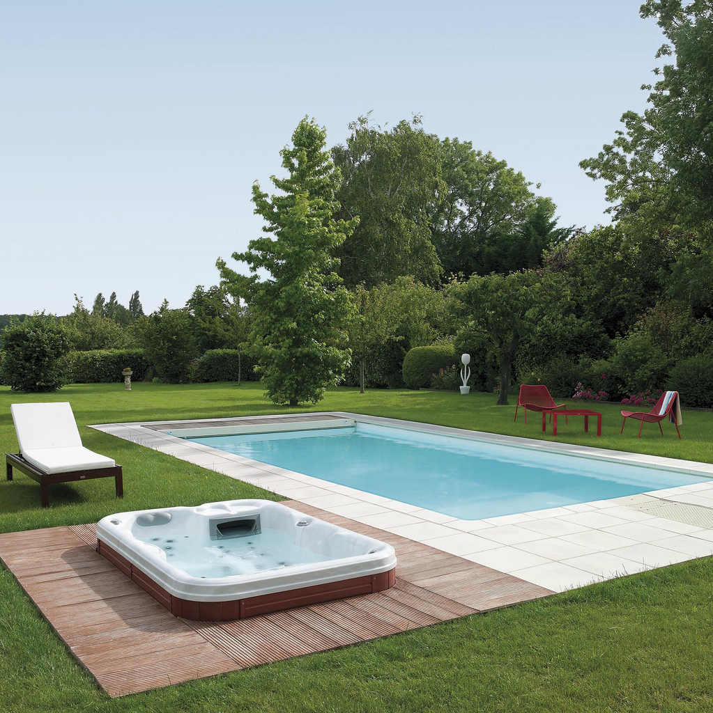 Grande piscine extérieure rectangulaire
