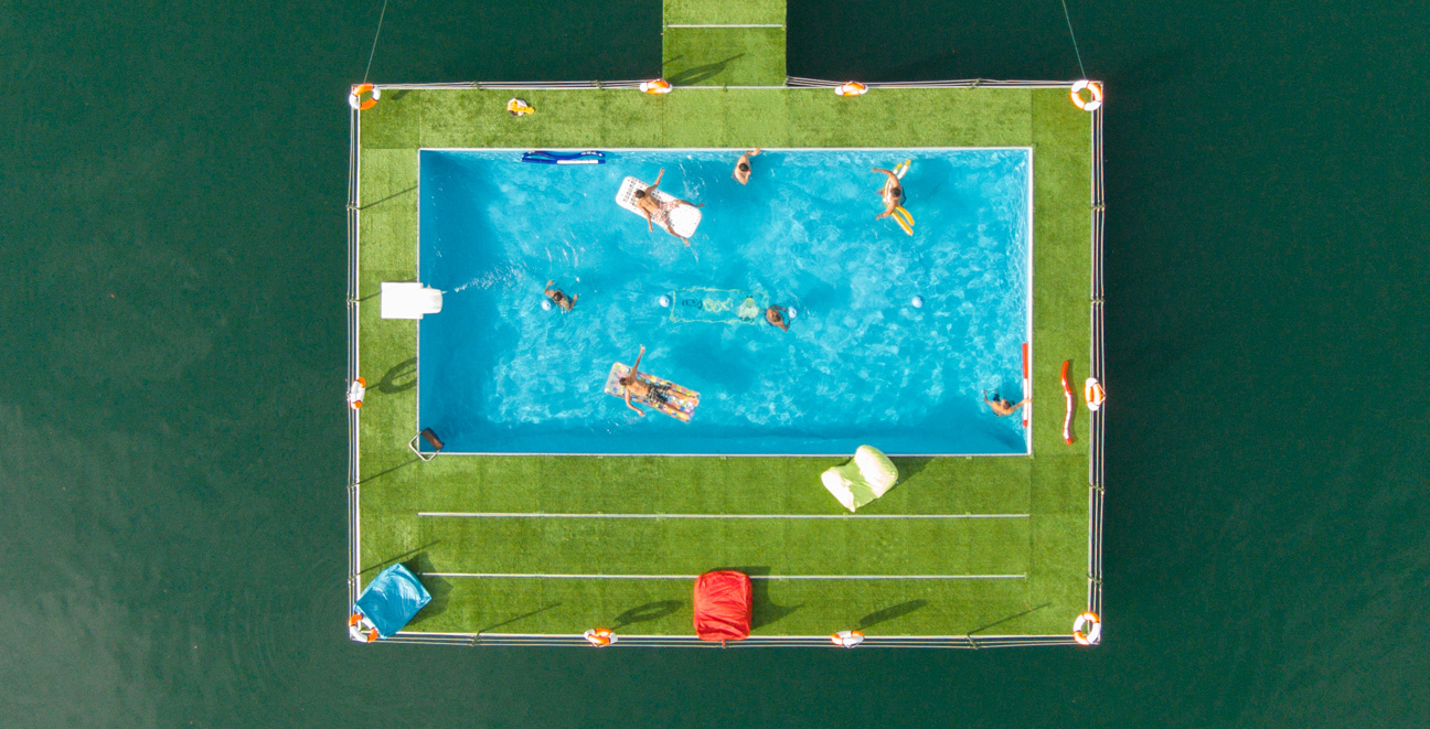 Piscina flotantă