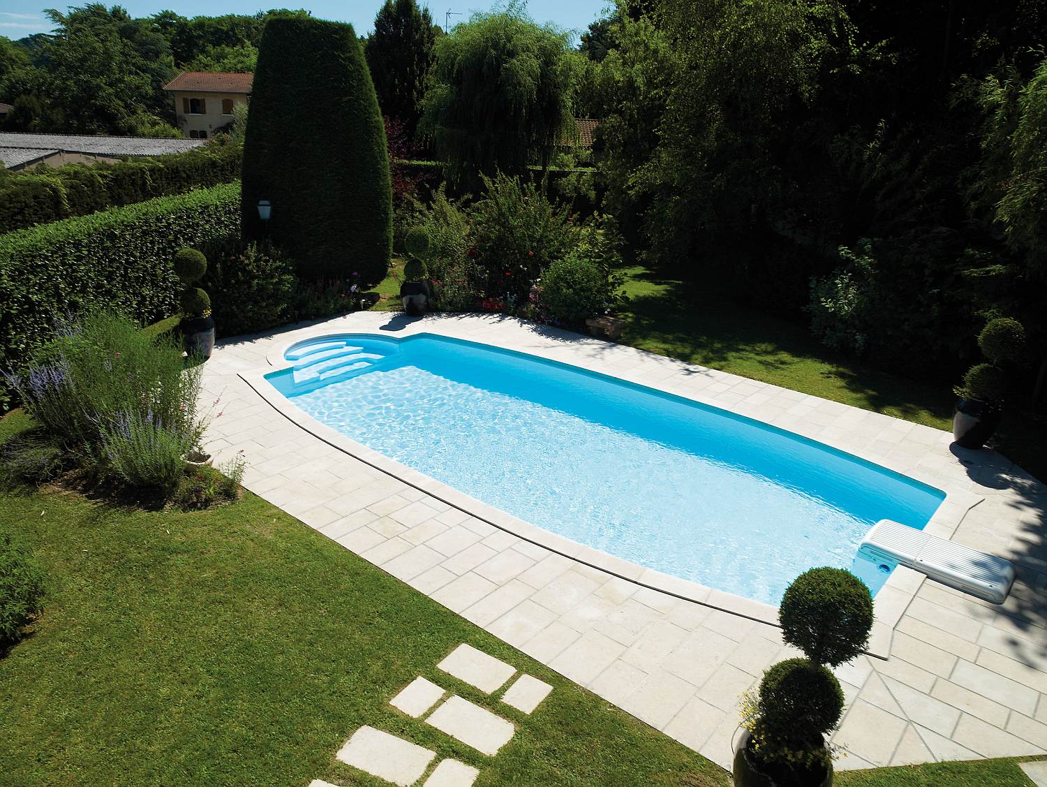 Grande piscine extérieure rectangulaire